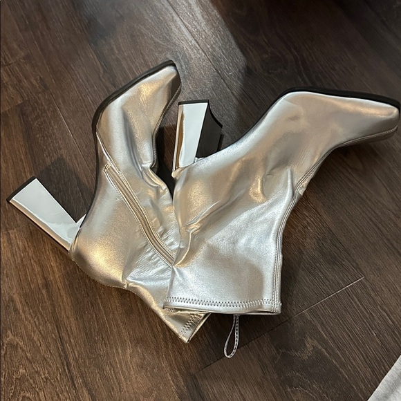 NEW! Border-Line Stretch Silver Metallic Block Heel Booties 🫧 - Picture 8 of 8